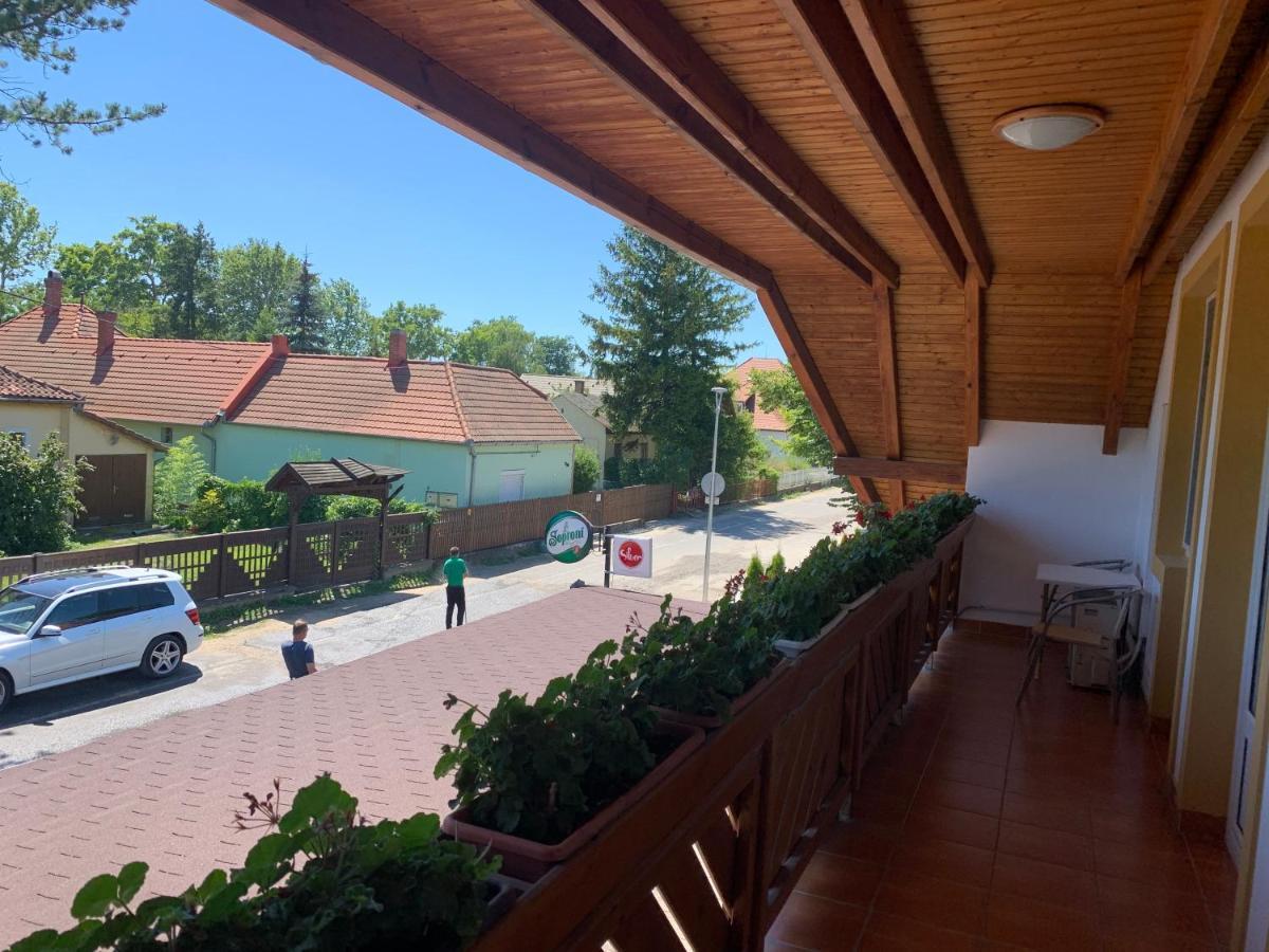 BalatonmáriafürdőHableany Etterem, Pizzeria Es Vendeghaz住宿加早餐旅馆 外观 照片